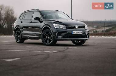 Внедорожник / Кроссовер Volkswagen Tiguan 2019 в 