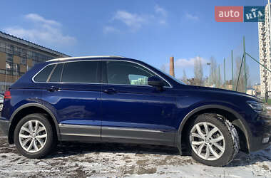 Внедорожник / Кроссовер Volkswagen Tiguan 2019 в 