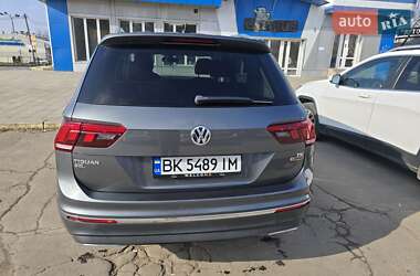 Внедорожник / Кроссовер Volkswagen Tiguan 2017 в 