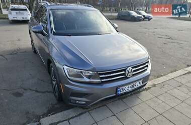 Внедорожник / Кроссовер Volkswagen Tiguan 2017 в 