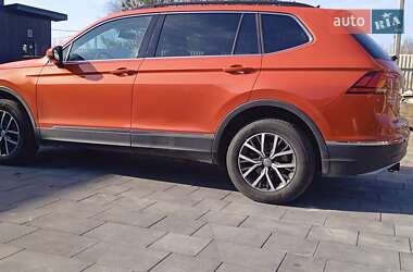 Внедорожник / Кроссовер Volkswagen Tiguan 2018 в 