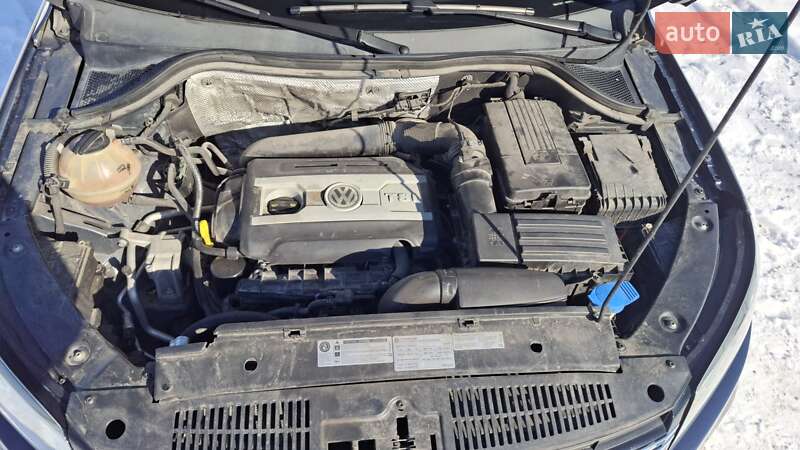 Внедорожник / Кроссовер Volkswagen Tiguan 2015 в Ворзеле