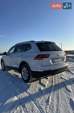 Внедорожник / Кроссовер Volkswagen Tiguan 2017 в Ровно