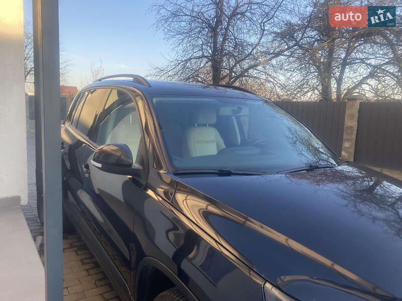 Внедорожник / Кроссовер Volkswagen Tiguan 2015 в Ровно