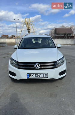 Внедорожник / Кроссовер Volkswagen Tiguan 2015 в 