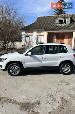 Внедорожник / Кроссовер Volkswagen Tiguan 2015 в 