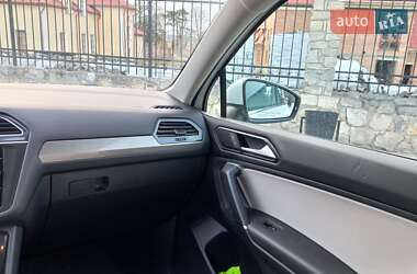 Внедорожник / Кроссовер Volkswagen Tiguan 2018 в 