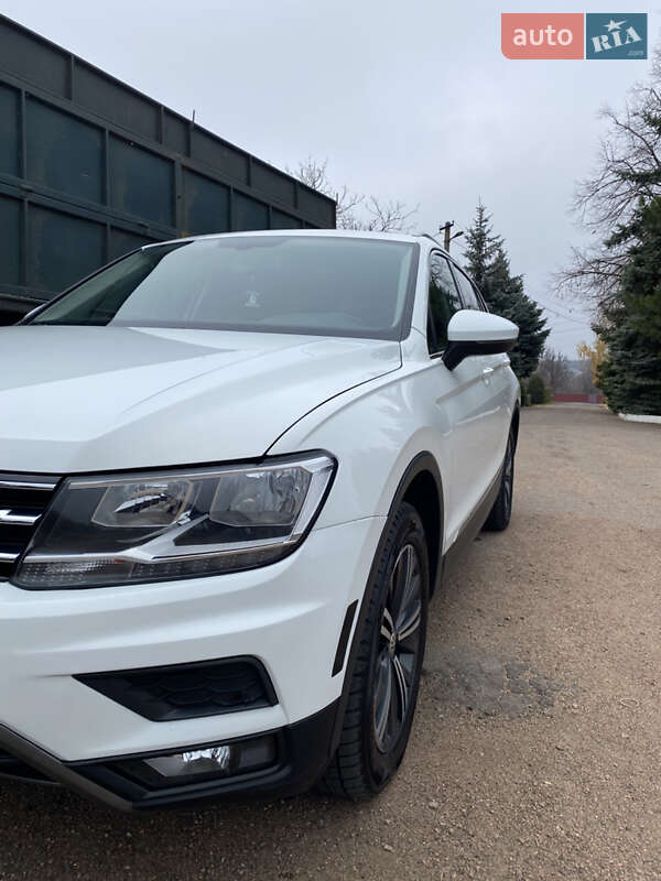 Внедорожник / Кроссовер Volkswagen Tiguan 2019 в Новоукраинке