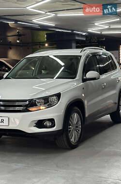 Внедорожник / Кроссовер Volkswagen Tiguan 2015 в 