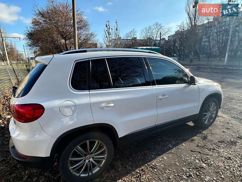 Позашляховик / Кросовер Volkswagen Tiguan 2016 в 