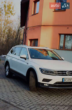 Внедорожник / Кроссовер Volkswagen Tiguan 2018 в 