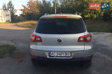 Внедорожник / Кроссовер Volkswagen Tiguan 2010 в Владимире