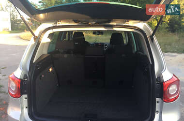Внедорожник / Кроссовер Volkswagen Tiguan 2010 в Владимире