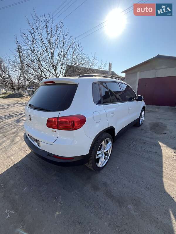 Внедорожник / Кроссовер Volkswagen Tiguan 2015 в Вознесенске