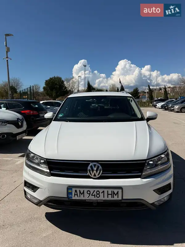 Внедорожник / Кроссовер Volkswagen Tiguan 2017 в 