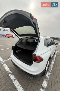 Внедорожник / Кроссовер Volkswagen Tiguan 2018 в 
