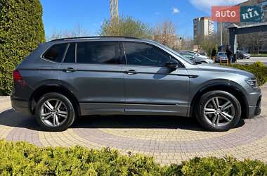 Внедорожник / Кроссовер Volkswagen Tiguan 2017 в 