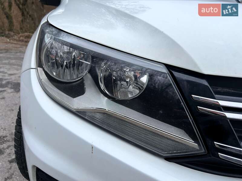 Внедорожник / Кроссовер Volkswagen Tiguan 2015 в Ужгороде