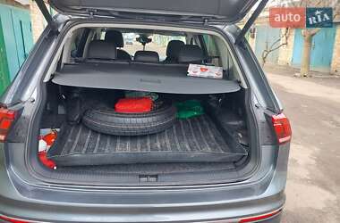 Внедорожник / Кроссовер Volkswagen Tiguan 2021 в 