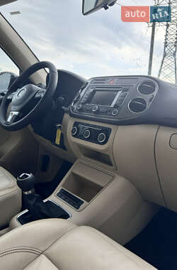 Внедорожник / Кроссовер Volkswagen Tiguan 2011 в 