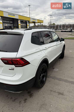 Внедорожник / Кроссовер Volkswagen Tiguan 2018 в 