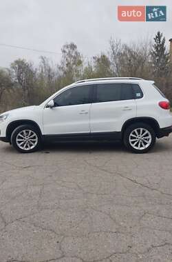 Внедорожник / Кроссовер Volkswagen Tiguan 2015 в 