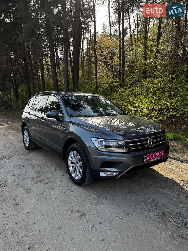 Внедорожник / Кроссовер Volkswagen Tiguan 2017 в 