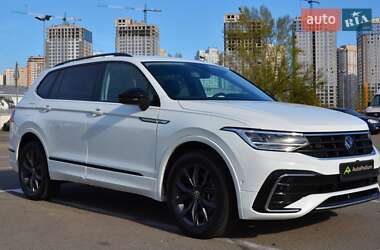 Позашляховик / Кросовер Volkswagen Tiguan 2021 в 