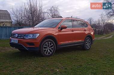 Внедорожник / Кроссовер Volkswagen Tiguan 2018 в 