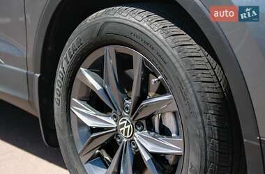 Внедорожник / Кроссовер Volkswagen Tiguan 2021 в 
