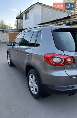 Внедорожник / Кроссовер Volkswagen Tiguan 2010 в 