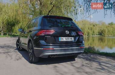 Внедорожник / Кроссовер Volkswagen Tiguan 2017 в 