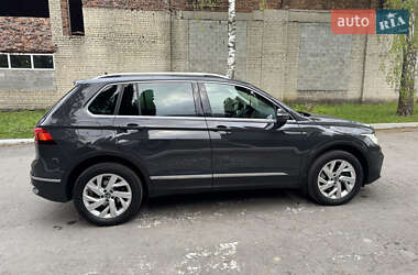 Внедорожник / Кроссовер Volkswagen Tiguan 2021 в 