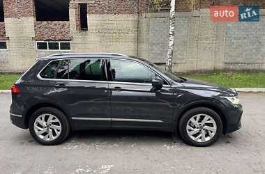 Внедорожник / Кроссовер Volkswagen Tiguan 2021 в 