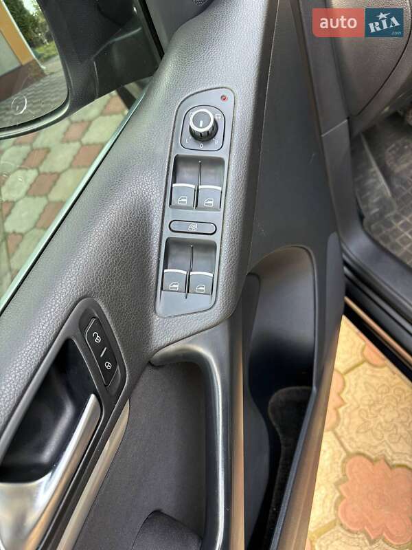 Внедорожник / Кроссовер Volkswagen Tiguan 2012 в Олевске