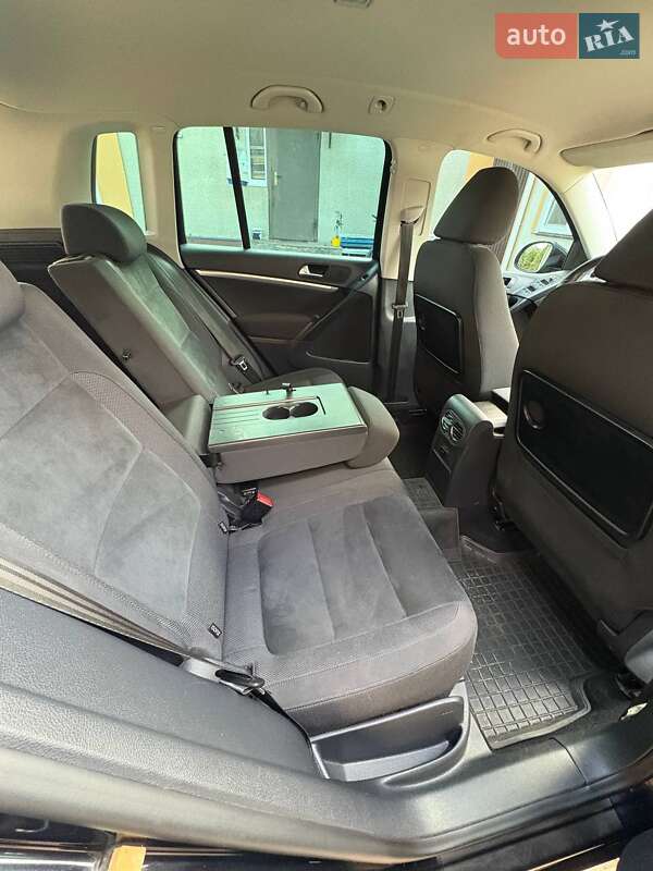 Внедорожник / Кроссовер Volkswagen Tiguan 2012 в Олевске