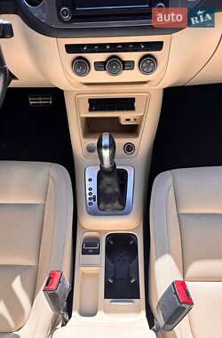 Внедорожник / Кроссовер Volkswagen Tiguan 2015 в 
