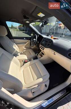 Внедорожник / Кроссовер Volkswagen Tiguan 2015 в 