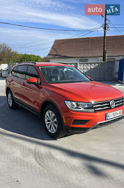 Внедорожник / Кроссовер Volkswagen Tiguan 2017 в 