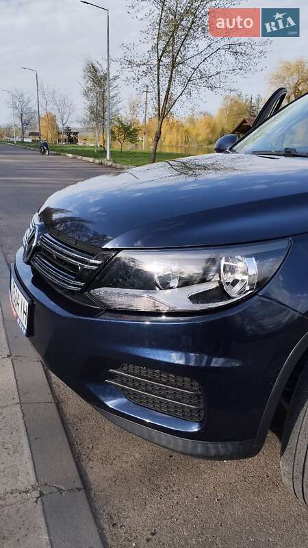 Внедорожник / Кроссовер Volkswagen Tiguan 2015 в Бурштыне