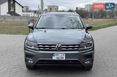 Внедорожник / Кроссовер Volkswagen Tiguan 2017 в Ровно