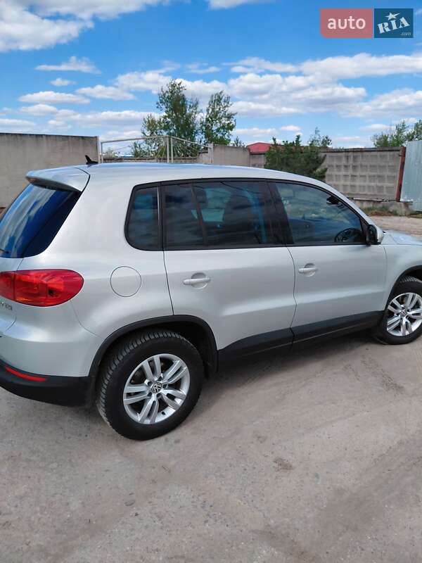 Внедорожник / Кроссовер Volkswagen Tiguan 2011 в Нетешине