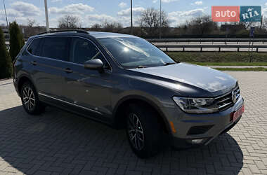 Внедорожник / Кроссовер Volkswagen Tiguan 2017 в 