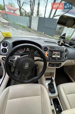Позашляховик / Кросовер Volkswagen Tiguan 2012 в 