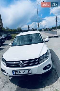 Внедорожник / Кроссовер Volkswagen Tiguan 2012 в Подгородном