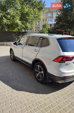 Внедорожник / Кроссовер Volkswagen Tiguan 2018 в 