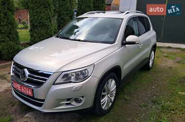 Внедорожник / Кроссовер Volkswagen Tiguan 2009 в Нововолынске