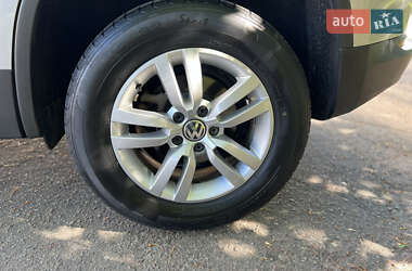 Внедорожник / Кроссовер Volkswagen Tiguan 2015 в 
