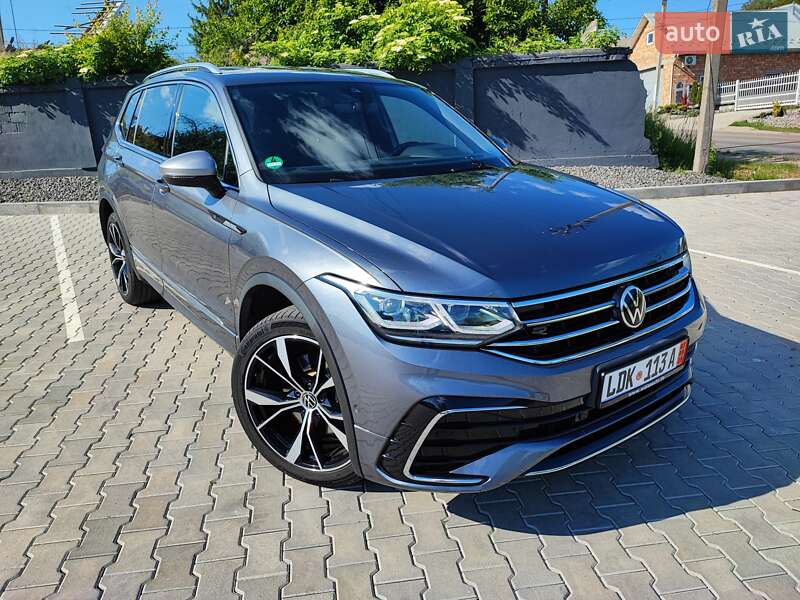 Внедорожник / Кроссовер Volkswagen Tiguan 2021 в 