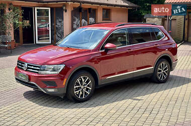 Внедорожник / Кроссовер Volkswagen Tiguan 2017 в 